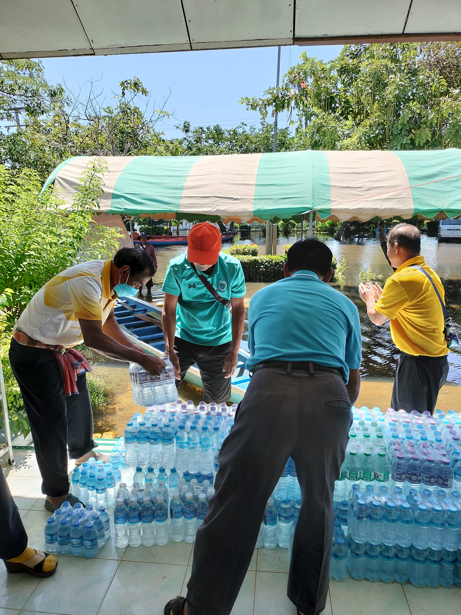 บริจาคน้ำดื่ม จำนวน 350 แพ็ค และ มาม่า จำนวน 2 ลัง ให้ศูนย์ช่วยเหลือผู้ประสบภัยน้ำท่วม ตำบลสามขา