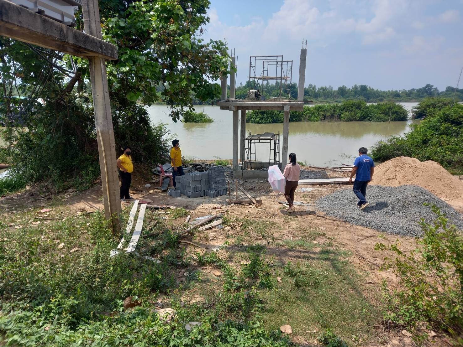 ลงพื้นที่ตรวจสอบงานก่อสร้างปรับปรุงระบบประปาหมู่บ้าน