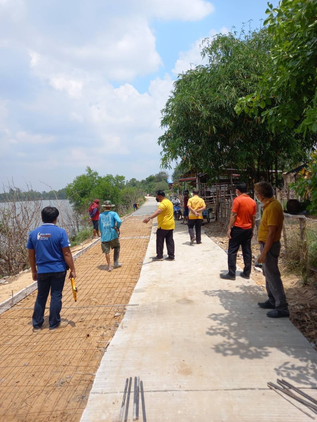 ลงพื้นที่ตรวจรับงานจ้างเหมาก่อสร้าง ถนนคอนกรีตเสริมเหล็ก หมู่ที่ 1