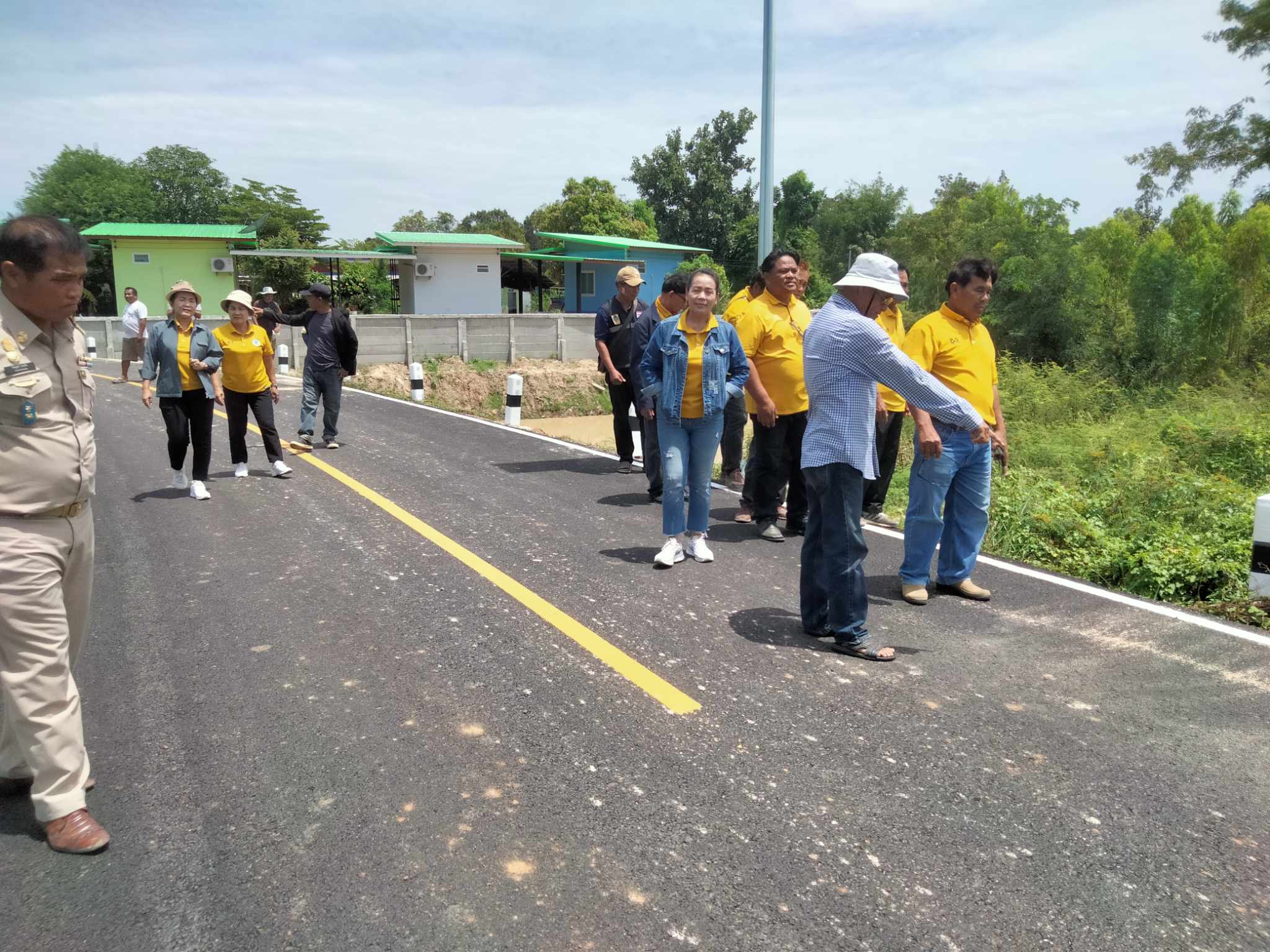 คณะกรรมการลงพื้นที่ตรวจงานโครงการก่อสร้างถนนแอสฟัลท์ติกคอนกรีต